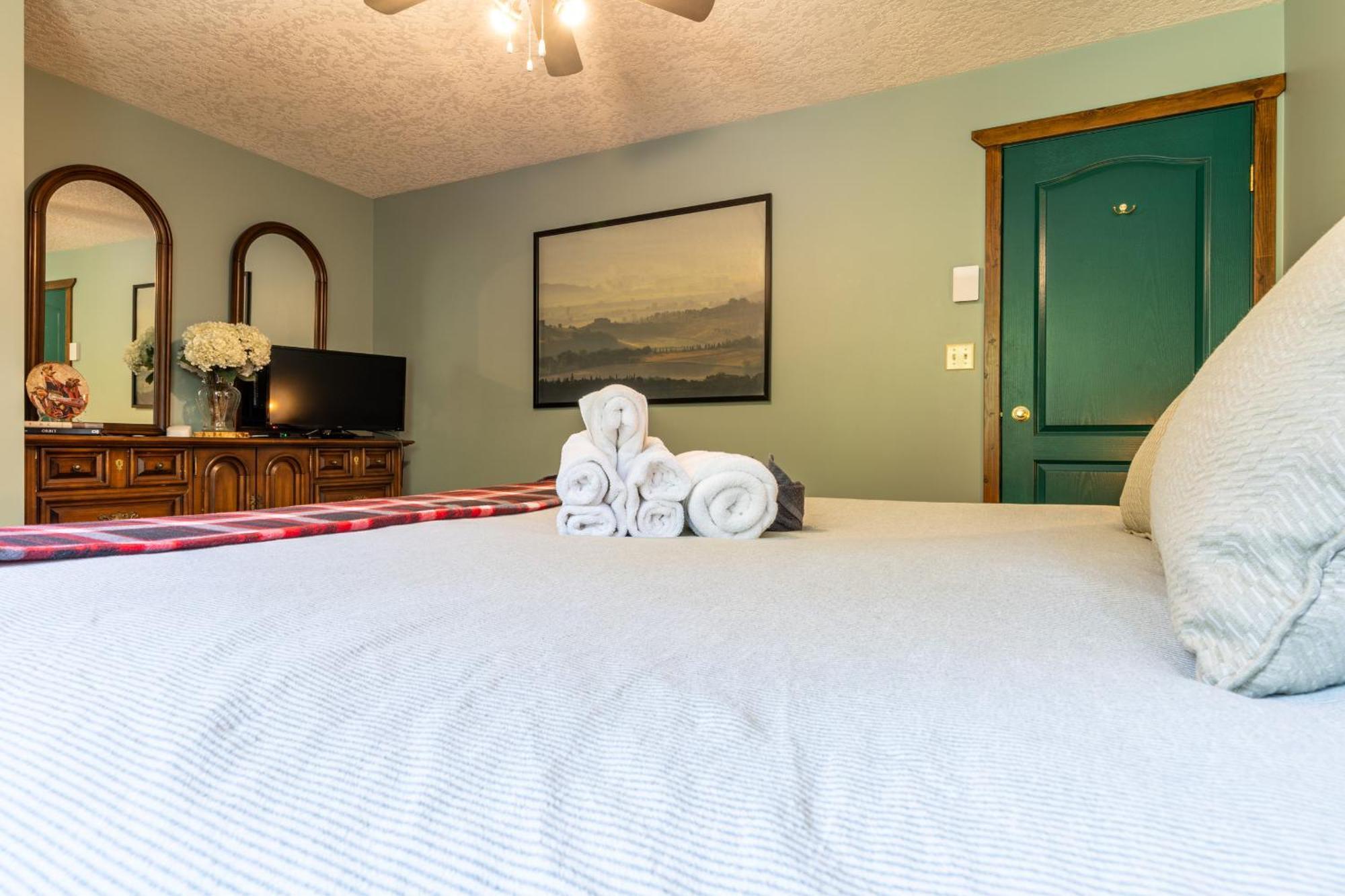 2Mins To Town, Ac & Sauna, Self Check-In, Full Kitchen, Free Laundry & Parking, Family Pet Friendly, Comfortably Sleeps Up To 10 Golden Exterior foto