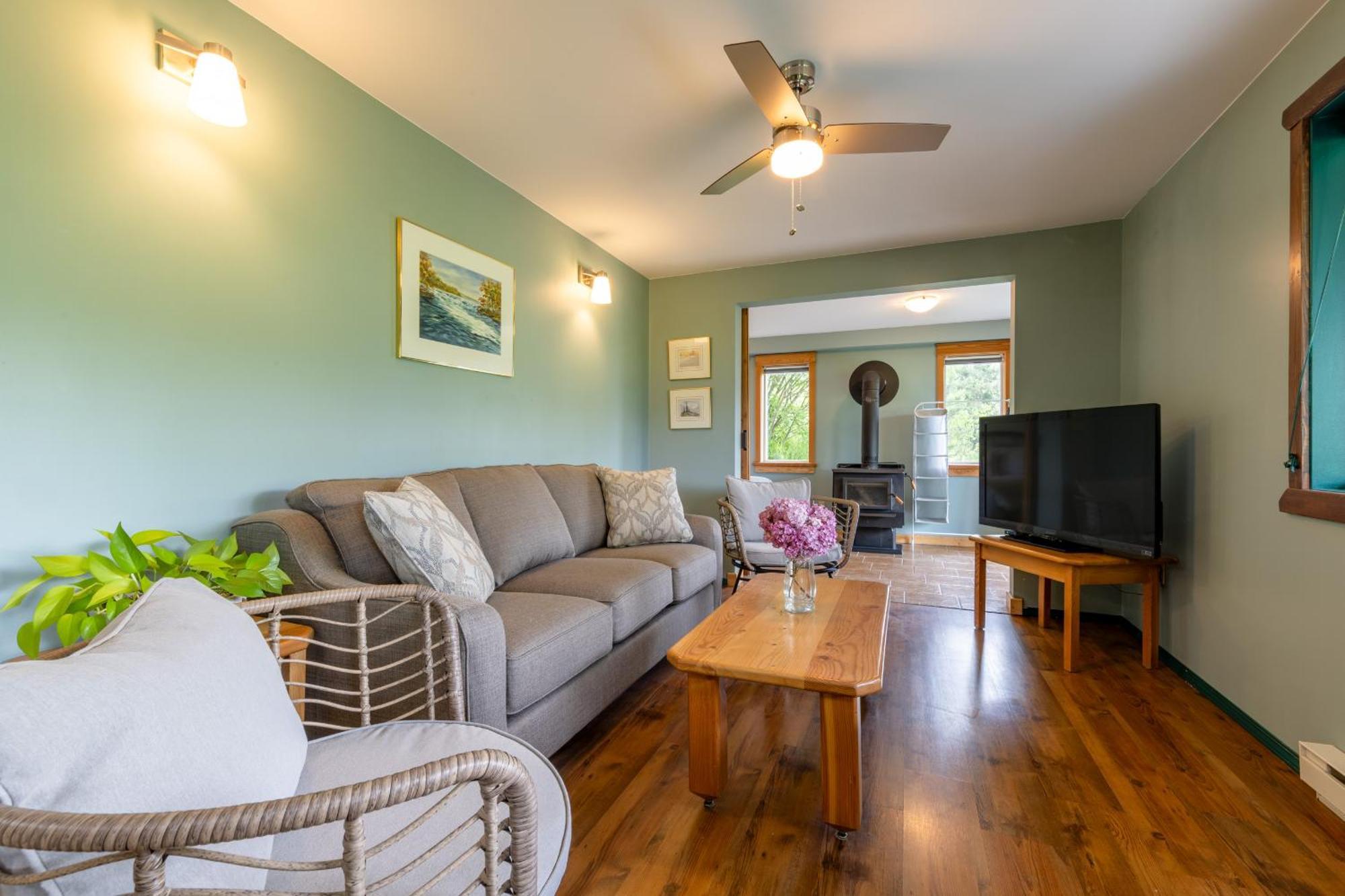 2Mins To Town, Ac & Sauna, Self Check-In, Full Kitchen, Free Laundry & Parking, Family Pet Friendly, Comfortably Sleeps Up To 10 Golden Exterior foto
