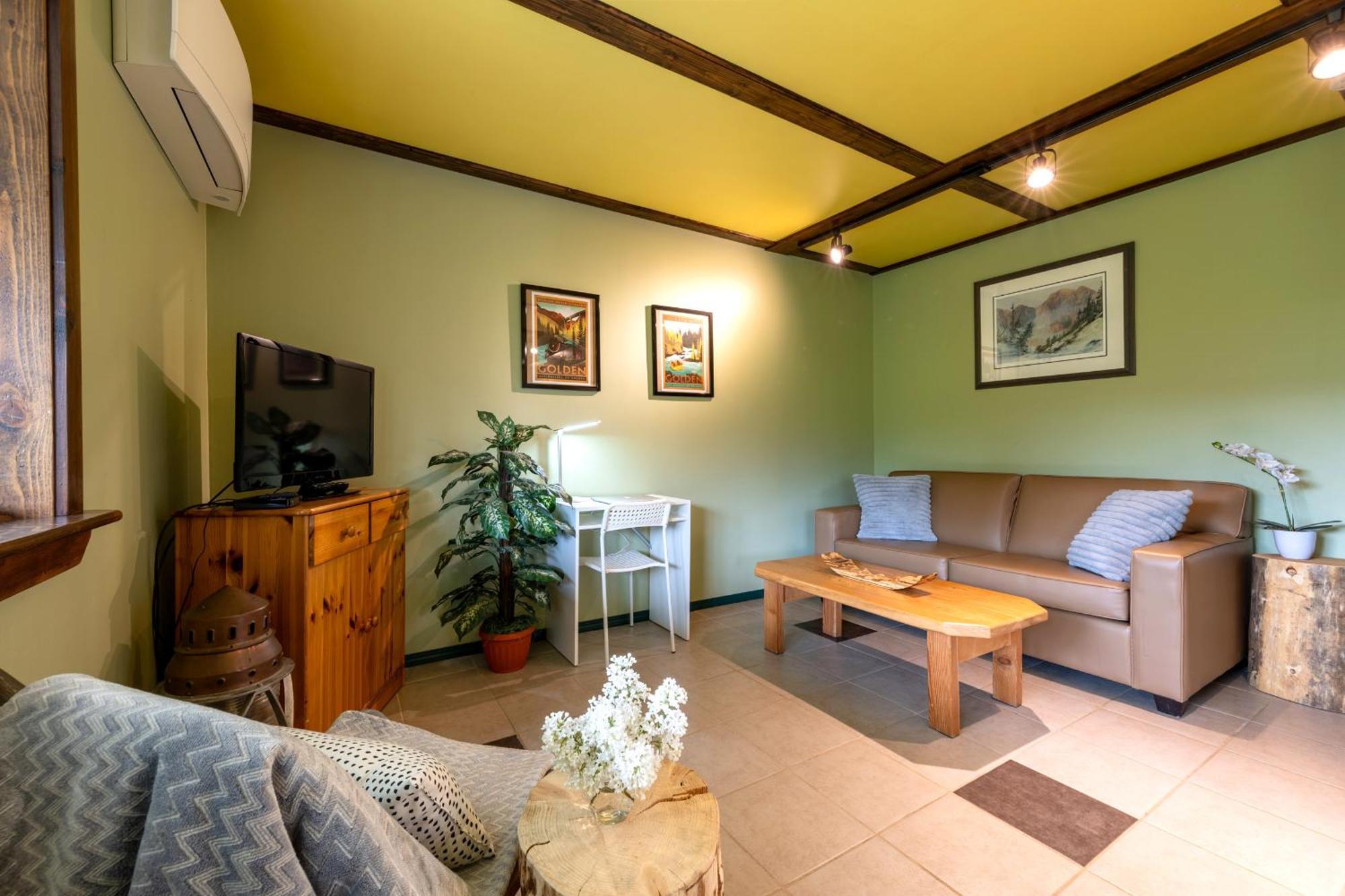 2Mins To Town, Ac & Sauna, Self Check-In, Full Kitchen, Free Laundry & Parking, Family Pet Friendly, Comfortably Sleeps Up To 10 Golden Exterior foto