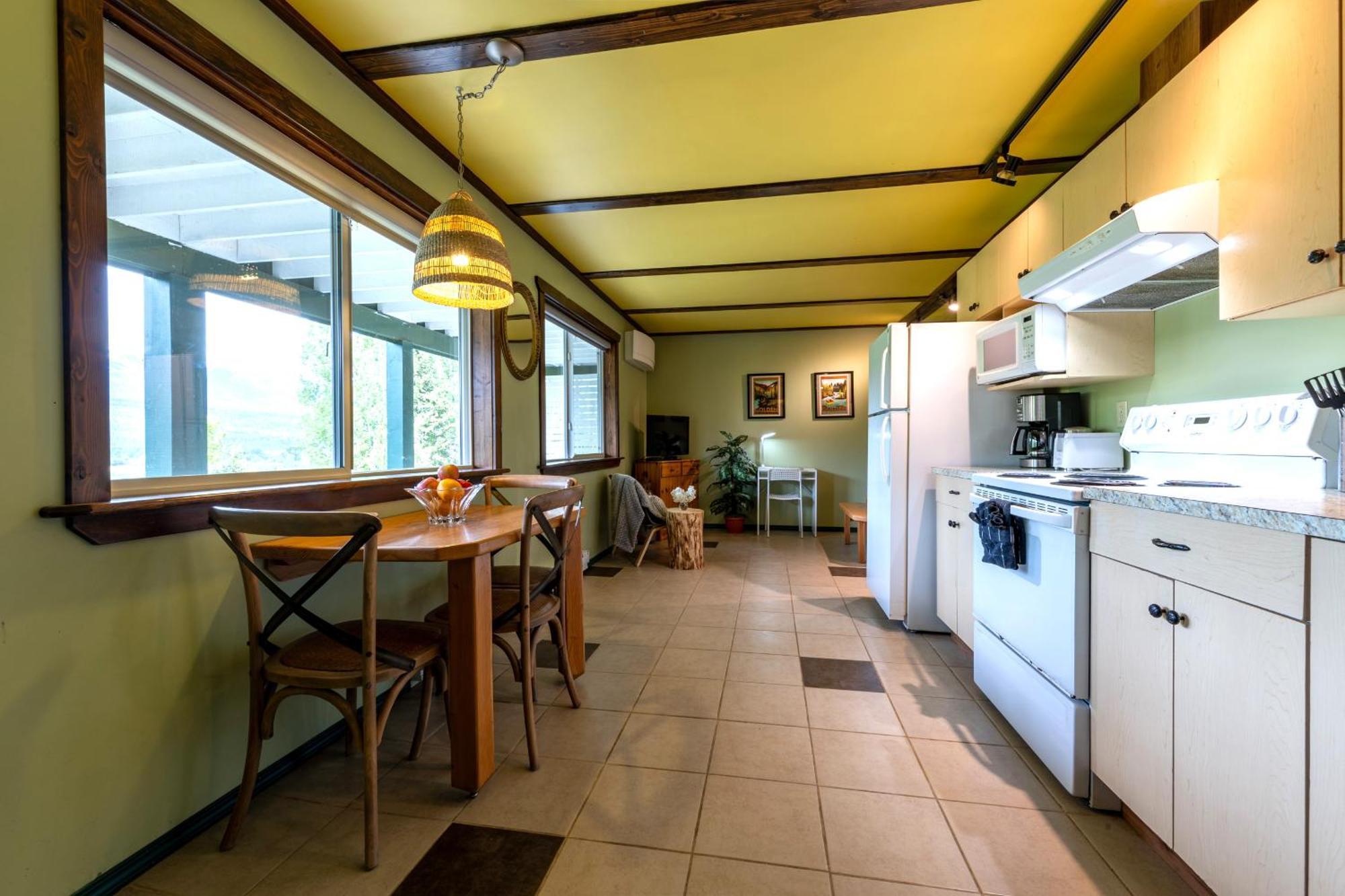 2Mins To Town, Ac & Sauna, Self Check-In, Full Kitchen, Free Laundry & Parking, Family Pet Friendly, Comfortably Sleeps Up To 10 Golden Exterior foto